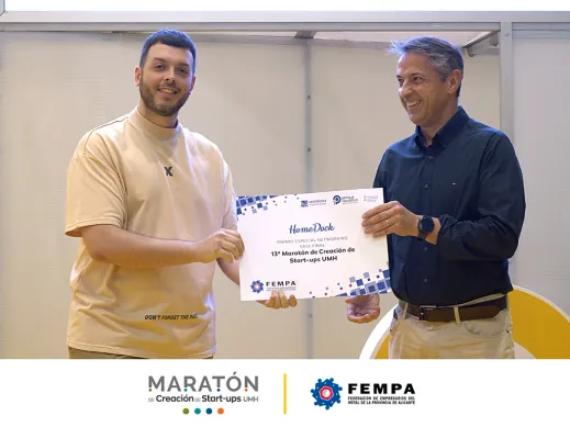 Claudio González from HomeDock OS with Fempa receiving their award at the Maratón UMH final