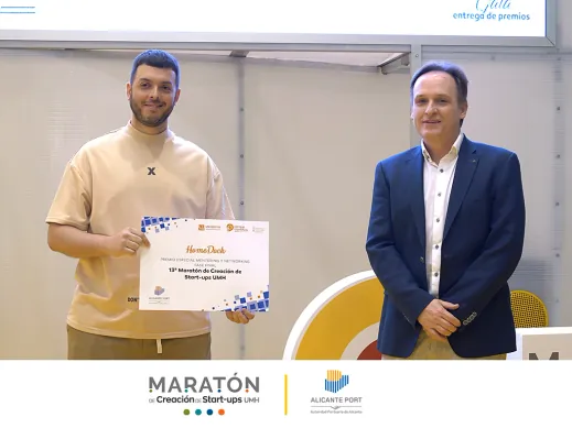 Claudio González from HomeDock OS receiving an award from Puerot de Alicanet at the Maratón UMH final